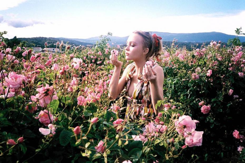 Lily-Rose-Depp-Chanel-N°5-L’Eau-Fragrance-02