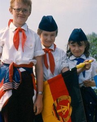 Niños de la Juventud Pionera de la República Democrática Alemana